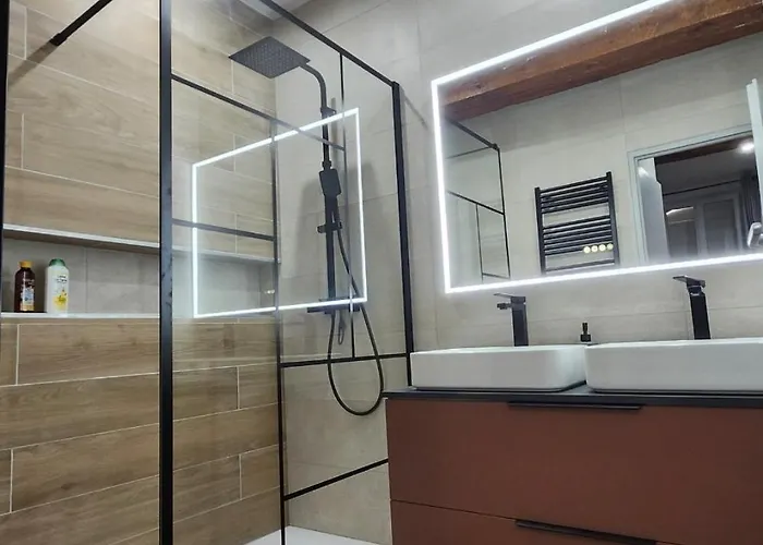 Апартаменты Grand T4 Lumineux 200 M Du Port *